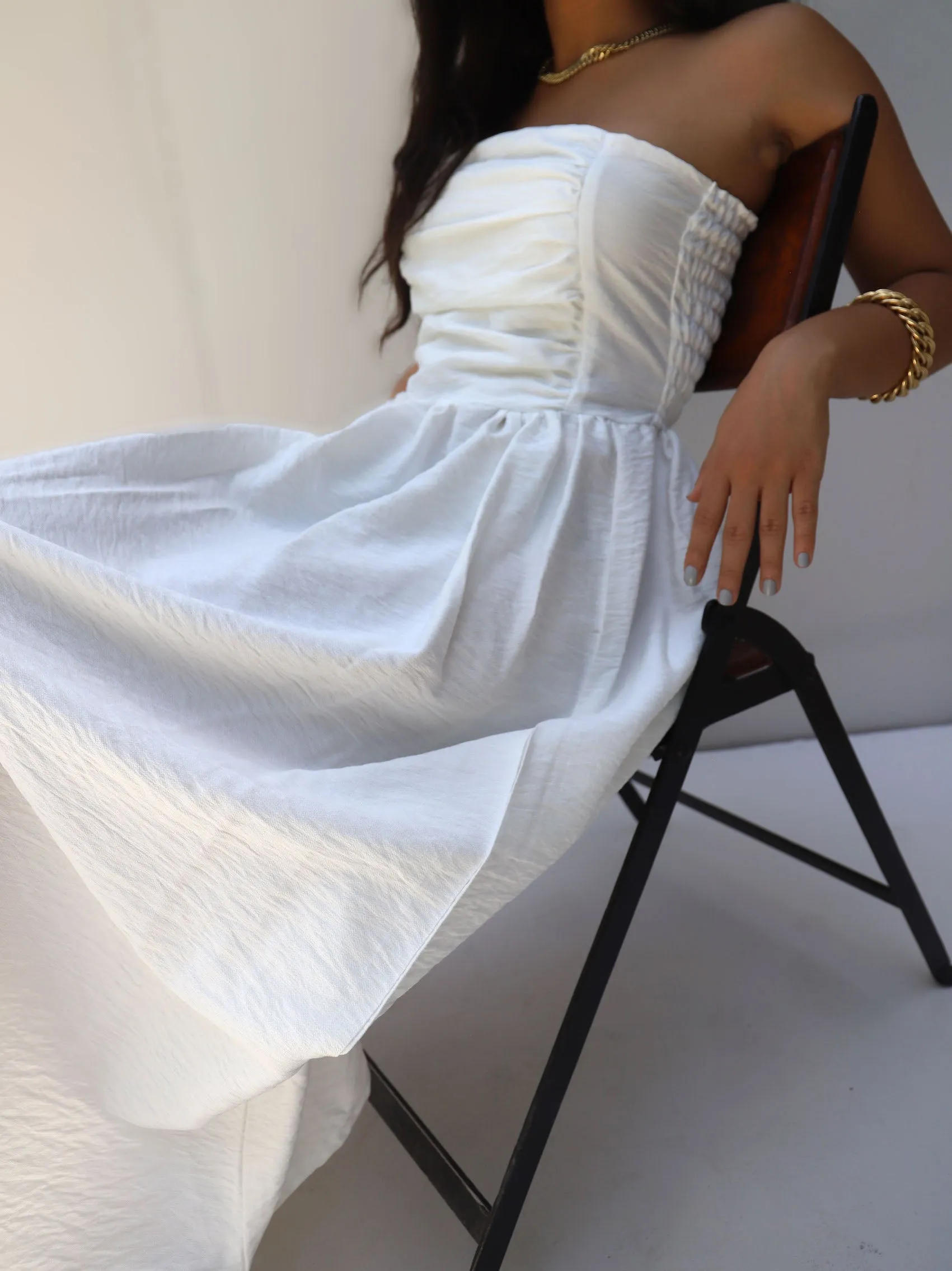 Flatter dress in white